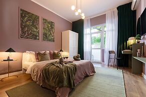 Serene 1BR Flat in University Square