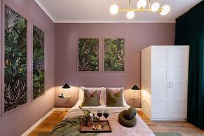 Serene 1BR Flat in University Square