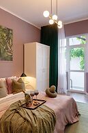 Serene 1BR Flat in University Square