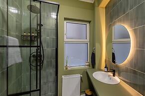 Serene 1BR Flat in University Square