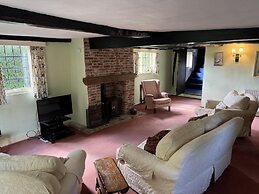 Cottage-fireplace-garden-petsok-3br-parking