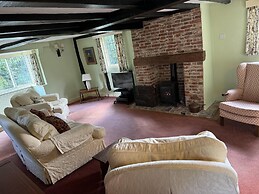 Cottage-fireplace-garden-petsok-3br-parking