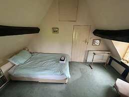 Cottage-fireplace-garden-petsok-3br-parking