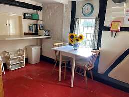 Cottage-fireplace-garden-petsok-3br-parking