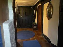 Cottage-fireplace-garden-petsok-3br-parking