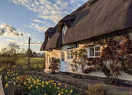 Cottage-fireplace-garden-petsok-3br-parking