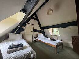 Cottage-fireplace-garden-petsok-3br-parking