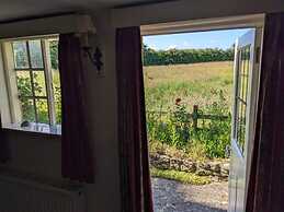 Cottage-fireplace-garden-petsok-3br-parking