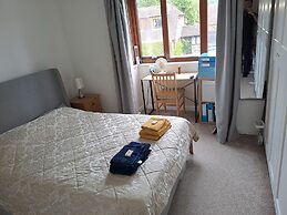 Garden-parking-3 Guests-wifi-20minsgatwick