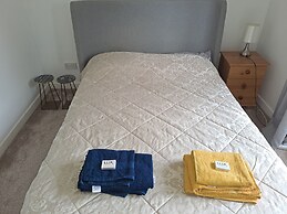 Garden-parking-3 Guests-wifi-20minsgatwick