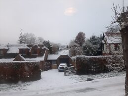 Garden-parking-3 Guests-wifi-20minsgatwick