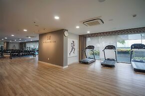 Brilliant view Millennium Pool & Netflix