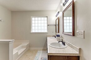 Pensacola Home w/ Fire Pit, 7 Mi to Beaches!