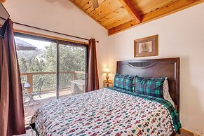 Mtn-view Cabin in Big Bear Lake: 1 Mi to Skiing!