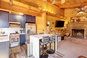 Mtn-view Cabin in Big Bear Lake: 1 Mi to Skiing!