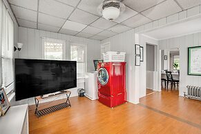 Madison Home: Walk to Main Street!