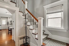 Madison Home: Walk to Main Street!