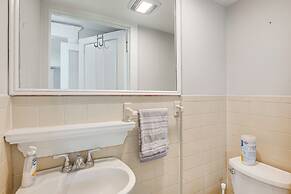 Madison Home: Walk to Main Street!
