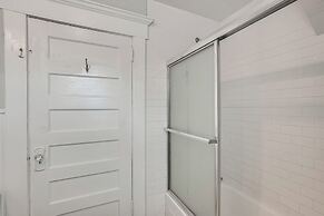 Madison Home: Walk to Main Street!