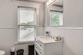 Madison Home: Walk to Main Street!