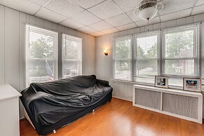 Madison Home: Walk to Main Street!