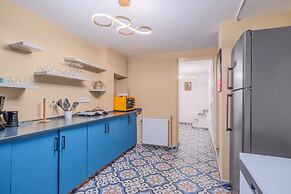 Central Flat 5 min to Kad k y Coastline