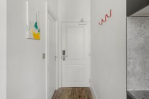 Modern Studio at Inverness Terrace