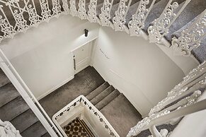 Modern Studio at Inverness Terrace