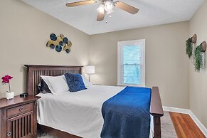 Colonial Village Retreat 2br 2 Bedroom Home