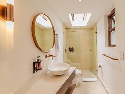 w Incredible 5BR House w Jacuzzi in El Poblado