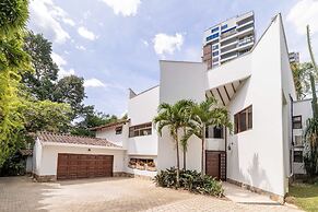 w Incredible 5BR House w Jacuzzi in El Poblado