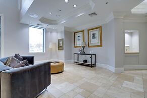 Cozy Apartment Steps from the Metro