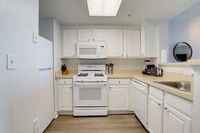 Cozy Apartment Steps from the Metro