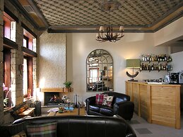 Ef Zin Studios & Suites