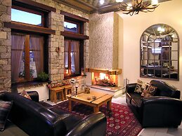 Ef Zin Studios & Suites