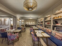 Ef Zin Studios & Suites