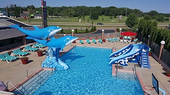 Grand Marquis Waterpark Hotel & Suites