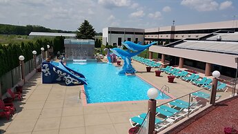 Grand Marquis Waterpark Hotel & Suites