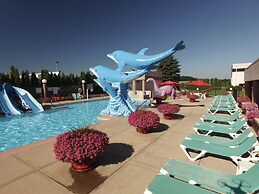 Grand Marquis Waterpark Hotel & Suites