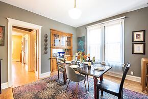 Chicago Guest House on Newport Avenue