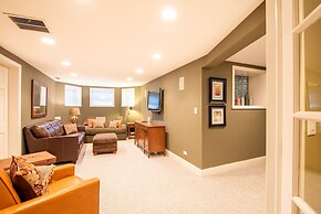 Chicago Guest House on Newport Avenue