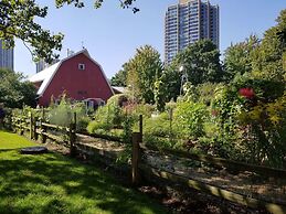 Chicago Guest House on Newport Avenue