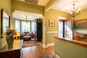 Chicago Guest House on Newport Avenue