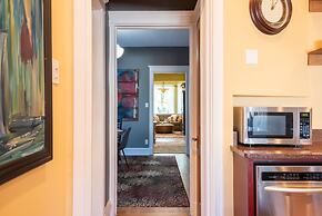 Chicago Guest House on Newport Avenue