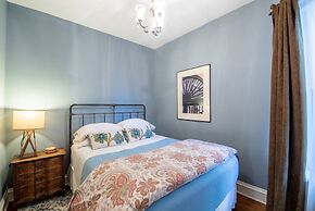 Chicago Guest House on Newport Avenue