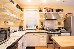 Chicago Guest House on Newport Avenue