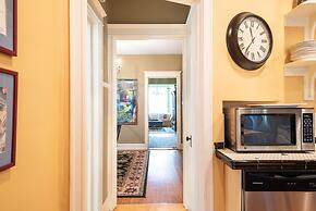 Chicago Guest House on Newport Avenue