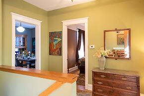 Chicago Guest House on Newport Avenue