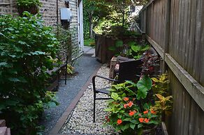 Chicago Guest House on Newport Avenue