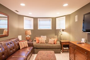 Chicago Guest House on Newport Avenue